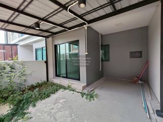 À vendre 3 chambres maison de ville à Krathum Baen, Samut Sakhon