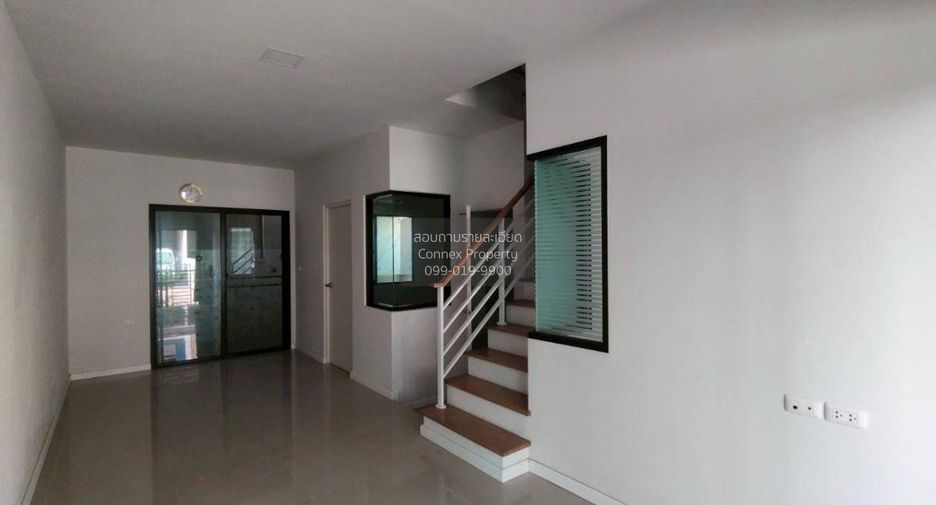 À vendre 3 chambres maison de ville à Krathum Baen, Samut Sakhon