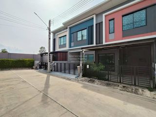 À vendre 3 chambres maison de ville à Krathum Baen, Samut Sakhon
