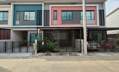 À vendre 3 chambres maison de ville à Krathum Baen, Samut Sakhon