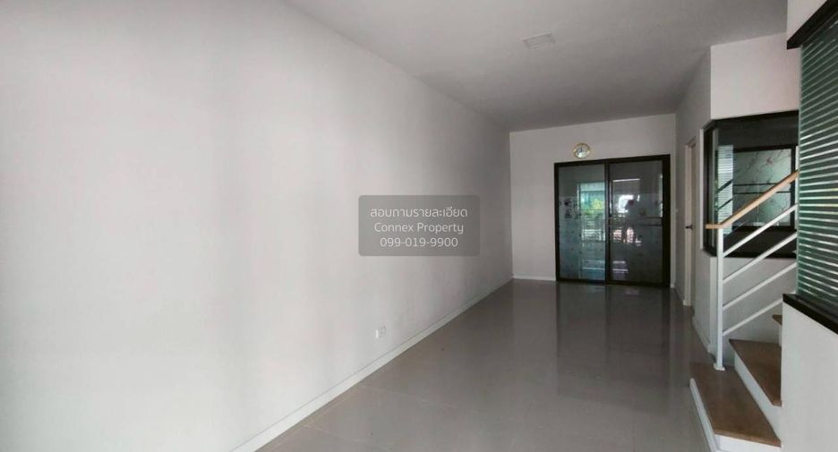 À vendre 3 chambres maison de ville à Krathum Baen, Samut Sakhon