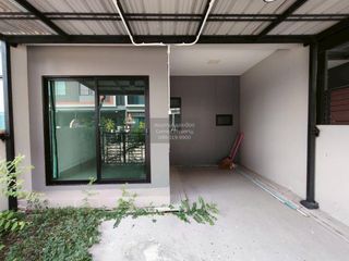 À vendre 3 chambres maison de ville à Krathum Baen, Samut Sakhon