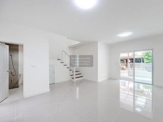 Casa adosada en venta de 3 habitaciones en Mueang Nonthaburi, Nonthaburi