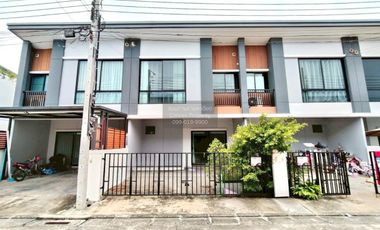 Casa adosada en venta de 3 habitaciones en Bang Phli, Samut Prakan