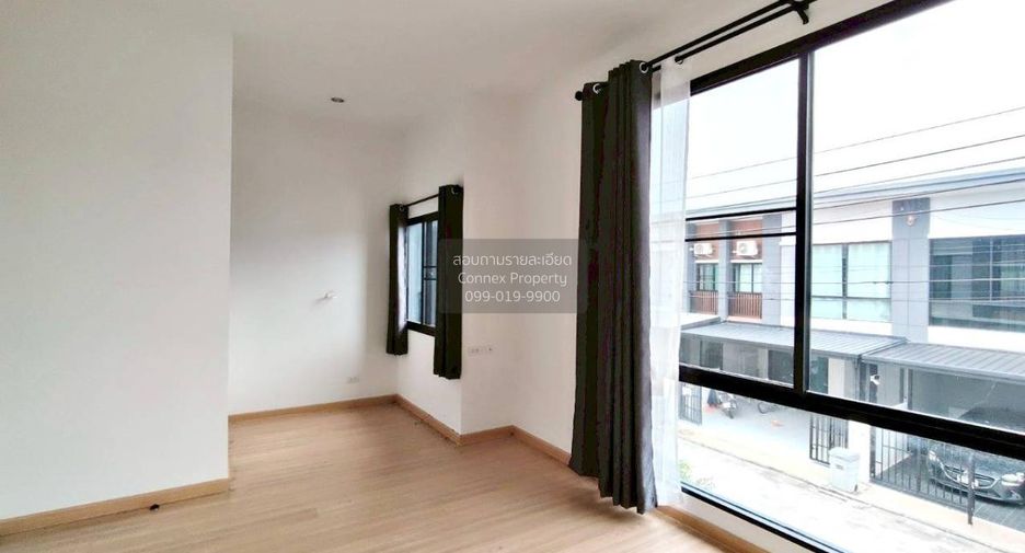Casa adosada en venta de 3 habitaciones en Bang Phli, Samut Prakan