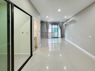 Casa adosada en venta de 4 habitaciones en Bang Khen, Bangkok