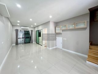 Casa adosada en venta de 4 habitaciones en Bang Khen, Bangkok