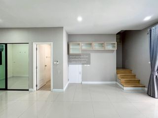 Casa adosada en venta de 4 habitaciones en Bang Khen, Bangkok