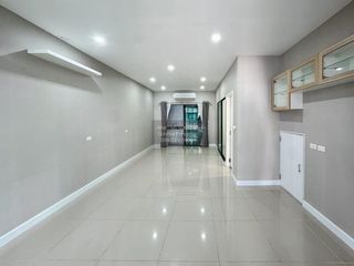 Casa adosada en venta de 4 habitaciones en Bang Khen, Bangkok