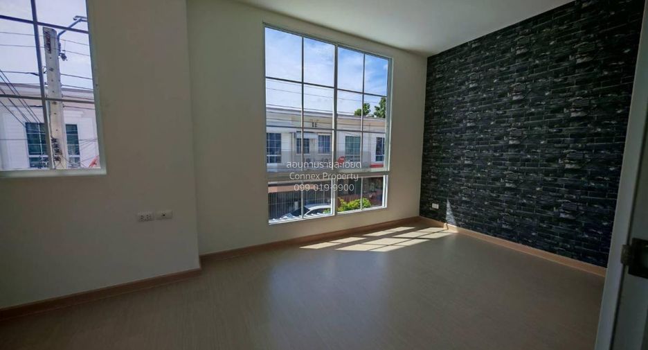 For sale 4 bedrooms townhouse in Mueang Samut Prakan, Samut Prakan