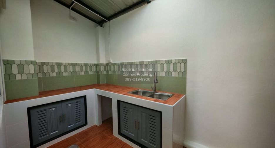 For sale 4 bedrooms townhouse in Mueang Samut Prakan, Samut Prakan