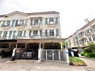Casa adosada en venta de 3 habitaciones en Bang Bon, Bangkok