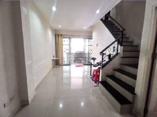 Casa adosada en venta de 3 habitaciones en Bang Bon, Bangkok