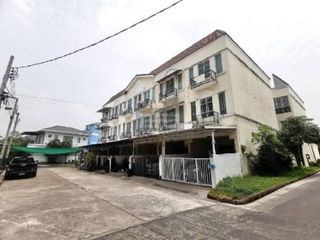 Casa adosada en venta de 3 habitaciones en Bang Bon, Bangkok
