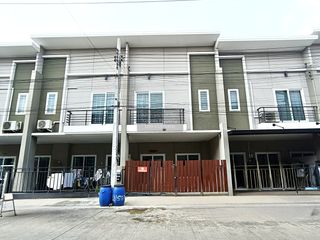 Casa adosada en venta de 3 habitaciones en Min Buri, Bangkok