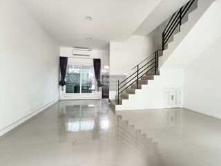 Casa adosada en venta de 3 habitaciones en Min Buri, Bangkok