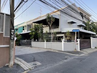 Casa adosada en venta de 3 habitaciones en Huai Khwang, Bangkok