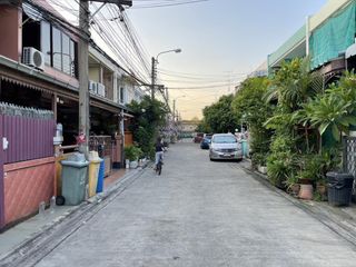 Casa adosada en venta de 3 habitaciones en Huai Khwang, Bangkok
