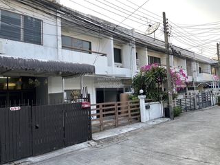Casa adosada en venta de 3 habitaciones en Huai Khwang, Bangkok