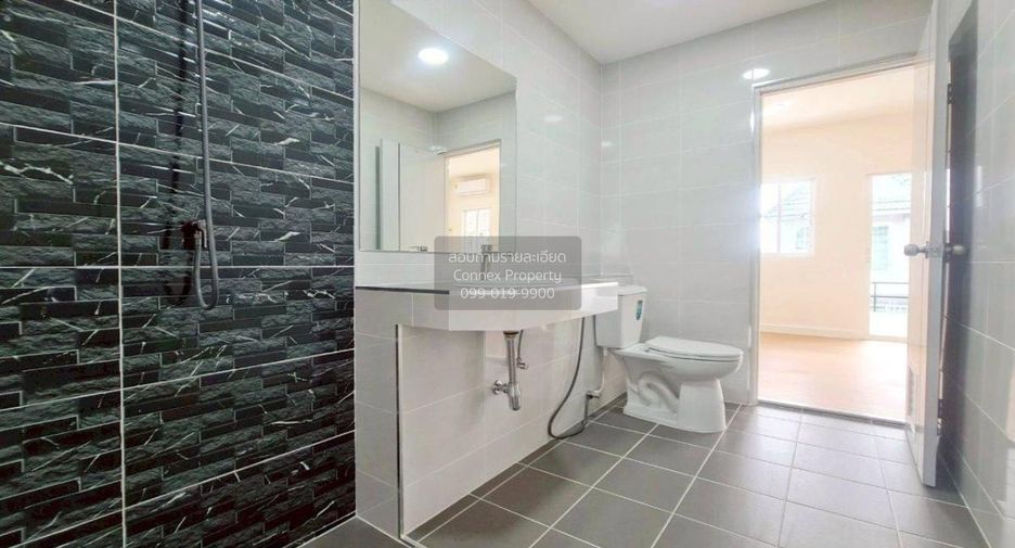 Casa adosada en venta de 3 habitaciones en Pak Kret, Nonthaburi