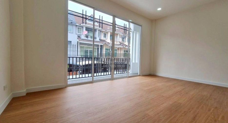 Casa adosada en venta de 3 habitaciones en Pak Kret, Nonthaburi