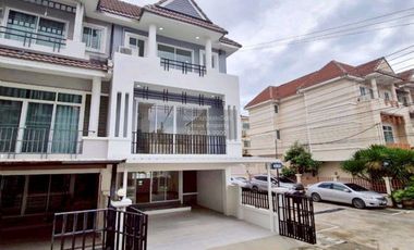 Casa adosada en venta de 3 habitaciones en Pak Kret, Nonthaburi