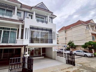 Casa adosada en venta de 3 habitaciones en Pak Kret, Nonthaburi