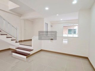 Casa adosada en venta de 3 habitaciones en Pak Kret, Nonthaburi