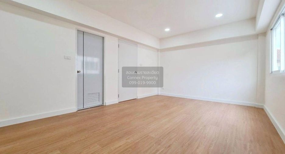 Casa adosada en venta de 3 habitaciones en Pak Kret, Nonthaburi