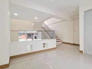 Casa adosada en venta de 3 habitaciones en Pak Kret, Nonthaburi