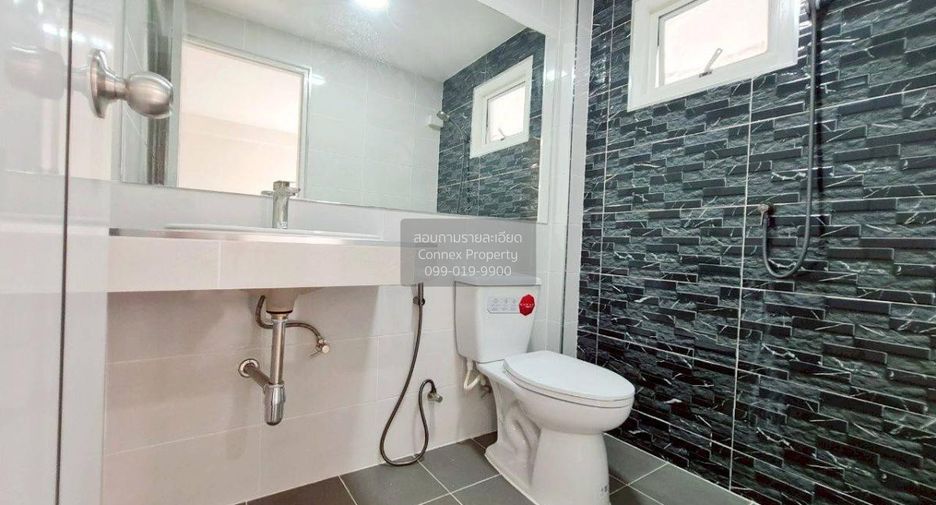 Casa adosada en venta de 3 habitaciones en Pak Kret, Nonthaburi