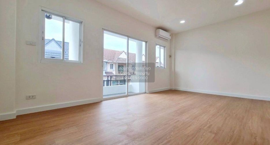 Casa adosada en venta de 3 habitaciones en Pak Kret, Nonthaburi