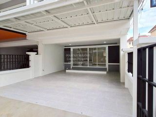 Casa adosada en venta de 3 habitaciones en Pak Kret, Nonthaburi