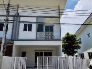 Casa adosada en venta de 3 habitaciones en Bang Khae, Bangkok