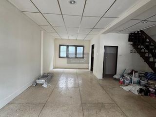 Casa adosada en venta de 3 habitaciones en Thung Khru, Bangkok