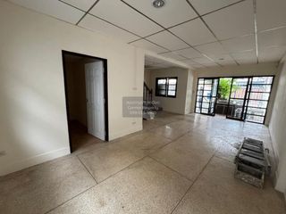 Casa adosada en venta de 3 habitaciones en Thung Khru, Bangkok