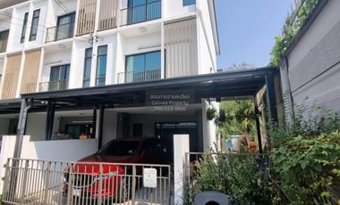À vendre 3 chambres maison de ville à Saphan Sung, Bangkok