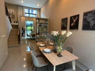 Casa adosada en venta de 3 habitaciones en Suan Luang, Bangkok