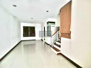 Casa adosada en venta de 4 habitaciones en Sai Mai, Bangkok