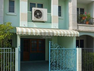 Casa adosada en venta de 2 habitaciones en Sai Mai, Bangkok