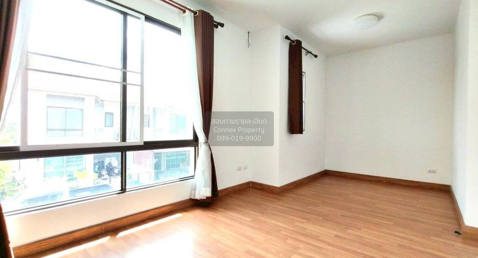 Casa adosada en venta de 3 habitaciones en Bang Khen, Bangkok