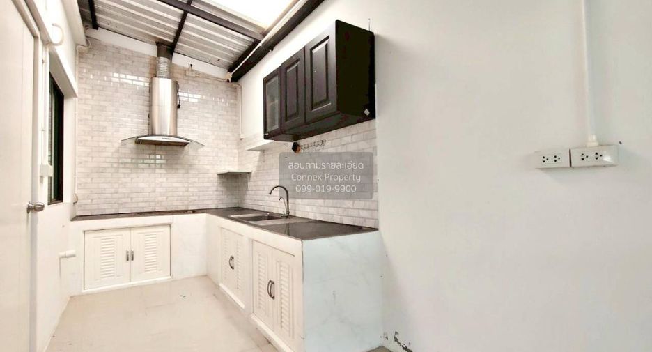 Casa adosada en venta de 3 habitaciones en Bang Khen, Bangkok