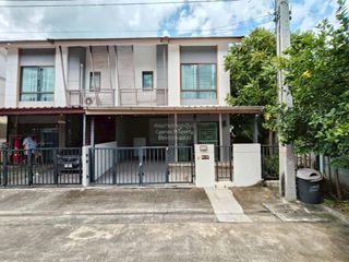 Casa adosada en venta de 3 habitaciones en Bang Khen, Bangkok
