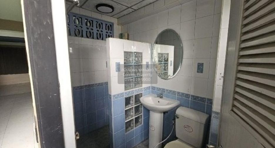 For sale 3 bedrooms retail Space in Sam Phran, Nakhon Pathom