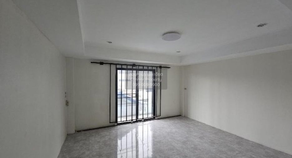For sale 3 bedrooms retail Space in Sam Phran, Nakhon Pathom