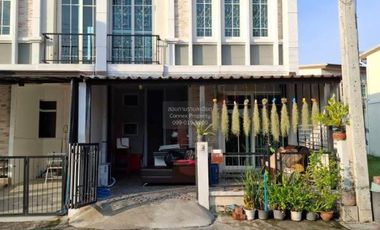 À vendre 4 chambres maison de ville à Prawet, Bangkok