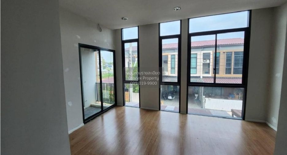 Casa adosada en venta de 3 habitaciones en Pak Kret, Nonthaburi