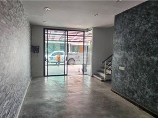 Casa adosada en venta de 3 habitaciones en Pak Kret, Nonthaburi