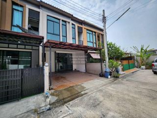 Casa adosada en venta de 3 habitaciones en Pak Kret, Nonthaburi