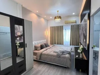 À vendre 2 chambres maison de ville à Bang Lamung, Chonburi